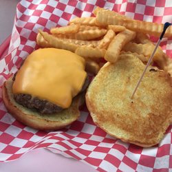 Rose & Jim's Bar & Grill - Awesome Cheeseburger and crinkle fries!