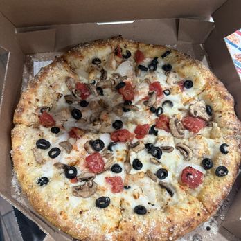 Domino's Pizza - Stuffed crust with Alfredo sauce and 7 toppings Mushrooms, chicken, tomato's, olives, onions, garlic, - Pizza Near Me - Castaic, California Domino's Pizza - Stuffed crust with Alfredo sauce and 7 toppings Mushrooms, chicken, tomato's, olives, onions, garlic, - Pizza Near Me - Castaic, California