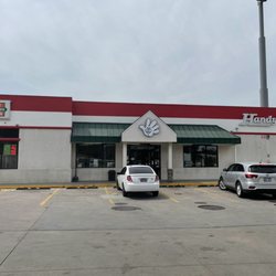 Handy's - Front of the building