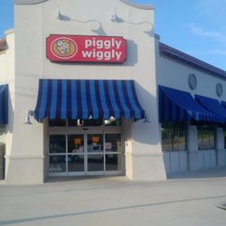 Piggly Wiggly - Front of the store