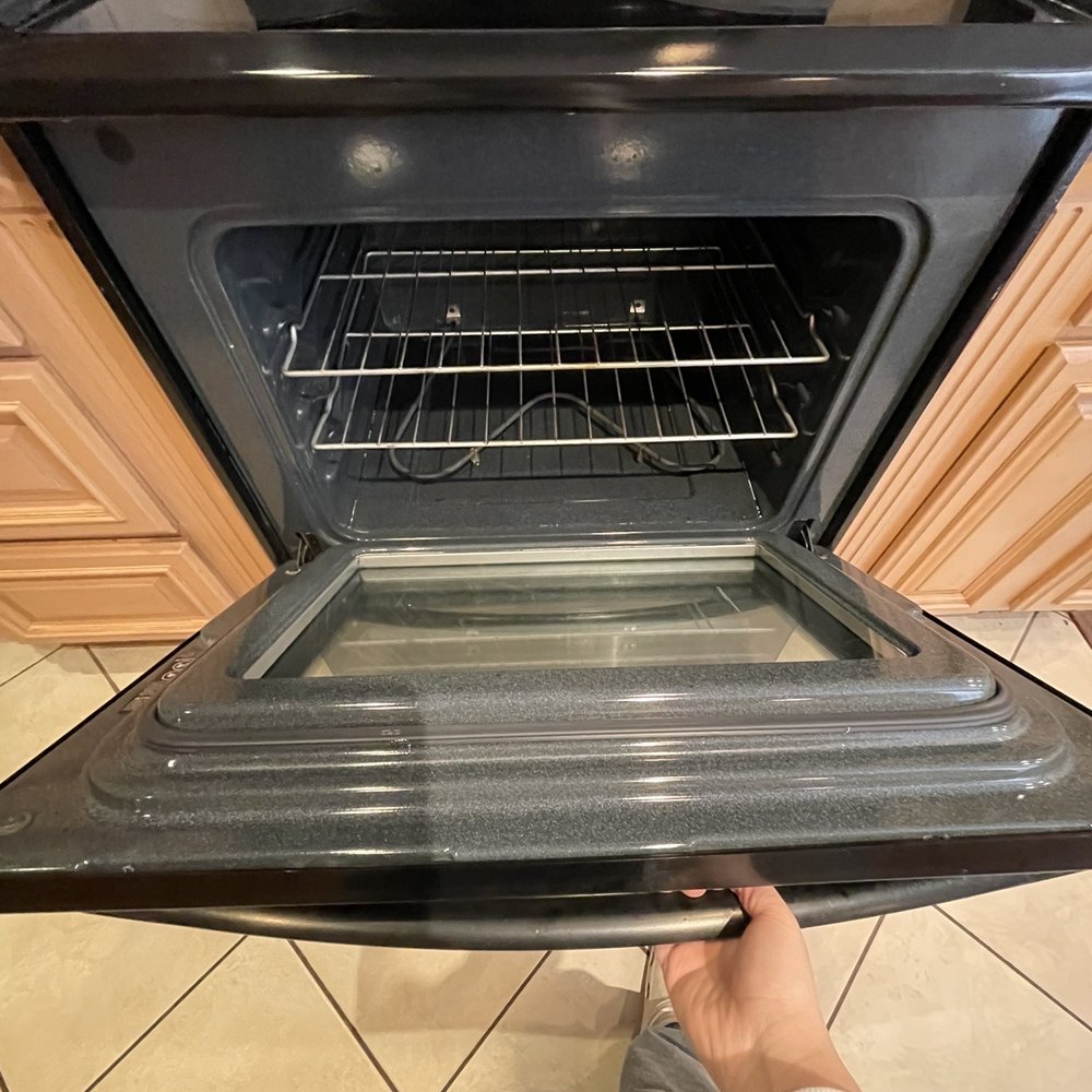 Esteban's House Cleaning - Shiny oven after cleaning - Home Cleaning Near Me Esteban's House Cleaning - Shiny oven after cleaning - Home Cleaning Near Me