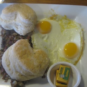 Howard Station Cafe - Corned Beef Hash with Biscuits - Juice Bars & Smoothies Near Me - Occidental, California