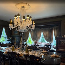 South Broadway Manor - Lovely dining room setting for the complimentary delicious breakfast