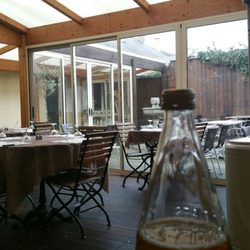 La Terrasse de Cezembre - La terrasses et les tables à l'intérieur du restaurant