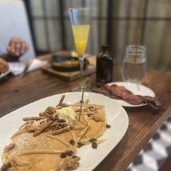 The Pearl - Pancakes with dark chocolate and pretzels
