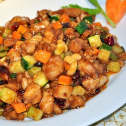 XIANG - Kung Pao Hähnchen 宫保鸡丁 Würzig gebratenes Hühnerfleisch mit Zucchini, Karotten, Erdnüssen und Chilischoten nach Sichuan-Art (scharf