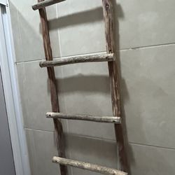 Hostel Natura - Dirty moldy stinky ladder for your towels. Yuck.