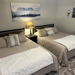 Alaska Lake + Lodge At Longmere