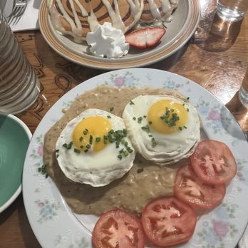 Lazy Daisy's Cafe - Cinnamon bun pancakes and biscuits n gravy - Cafes Near Me - Toronto, Ontario