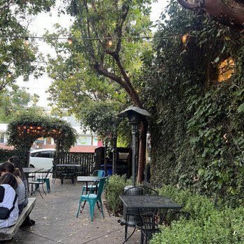 Papa Lennon's Pizzeria - Outdoor patio - Pizza Near Me - Ojai, California