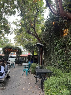 Papa Lennon's by null