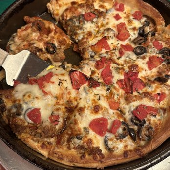 Oregano's - Pepperoni pizza w/black olives & jalapeños - Pizza Near Me - Flagstaff, Arizona Oregano's - Pepperoni pizza w/black olives & jalapeños - Pizza Near Me - Flagstaff, Arizona