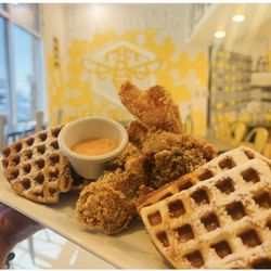 Bee's Pastry Café - Chicharrones de Pollo & Waffles