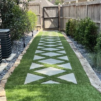 SYNLawn Mississippi - Walk path with stone pavers. - Artificial Turf Near Me - Jackson, Mississippi SYNLawn Mississippi - Walk path with stone pavers. - Artificial Turf Near Me - Jackson, Mississippi