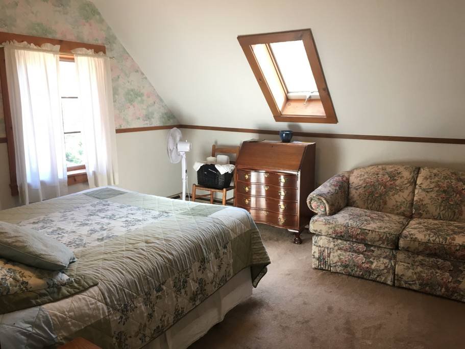 HAWK MOUNTAIN LODGE Updated April 2024 30 Photos 17 Main St, Charlemont, Massachusetts