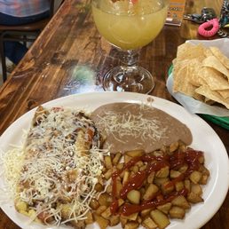 Breakfast omelette, potatoes & refried beans