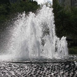 Springbrunnen - Der Brunnen glitzert in der Sonne da!!! :)