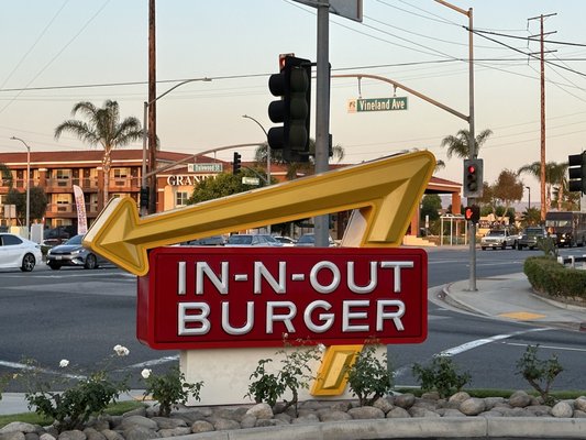 In-N-Out Burger by null