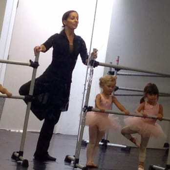 Van Der Zwaan Dance Studio - Paula teaching 3-5 yr pre-ballet - Dance Studios Near Me - Berkeley, California
