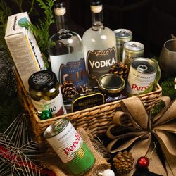 The Woods Spirit - Gourmet Gift Basket with local Craft Gin and Vodka. order online or email us at info@thewoodsspiritco.com. We look forward to serving you.