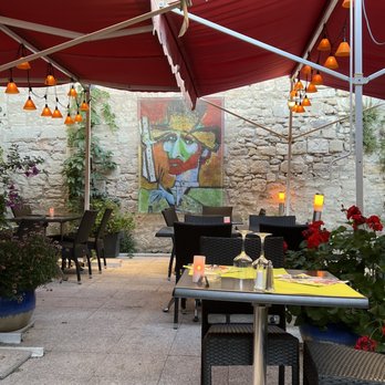 Jardin Des Arts - Outside sitting area - Italian Near Me - Arles, 13