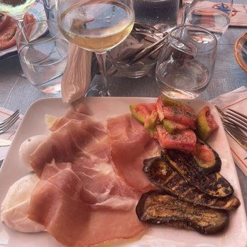 Arienzo Beach Club - Appetizer with Parma ham, cheese, tomatoes, and vegetables. - Beach Bars Near Me - Sant'arsenio, SA