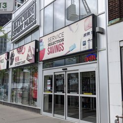 Kitchen Stuff Plus - View of the front of the store and entrance from the sidewalk to the south looking north. May 2022