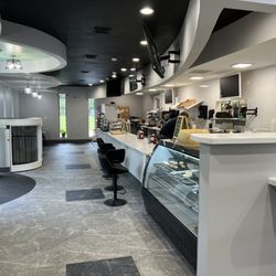 Munch Eatery - Long view of main area