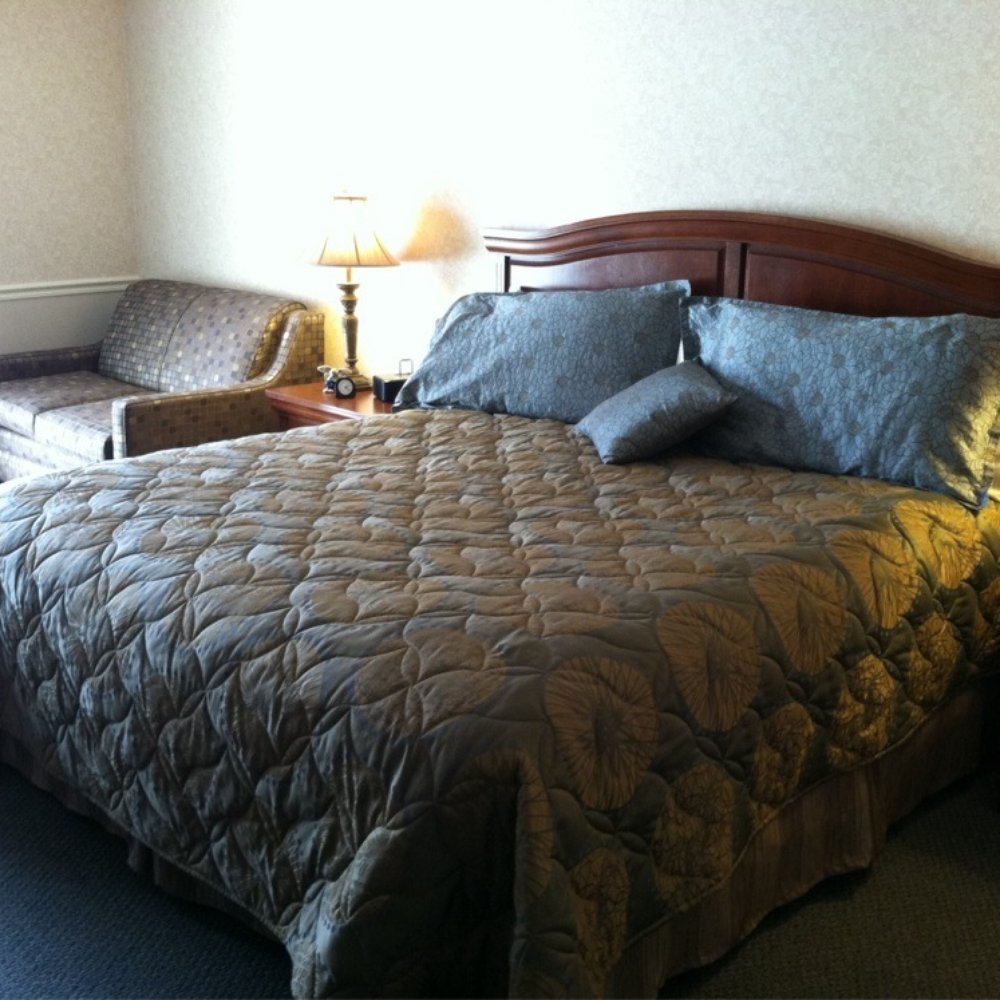 Golden Gables Inn - King Deluxe room includes refrigerator, microwave, love seat, free Wi-Fi. - Hotels Near Me - North Conway, New Hampshire Golden Gables Inn - King Deluxe room includes refrigerator, microwave, love seat, free Wi-Fi. - Hotels Near Me - North Conway, New Hampshire