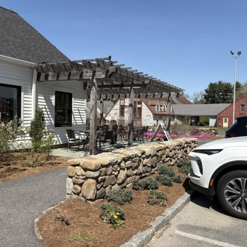 Annoulas Taverna - Here you can see the outdoor garden seating area - Breakfast & Brunch Near Me - Woodbury, Connecticut