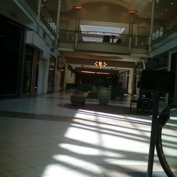 Dulles Town Center - Clean and big hallways - Shopping Centers Near Me - Dulles, Virginia