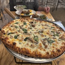 Smuggler's North Shore - Flying Dutchman pizza