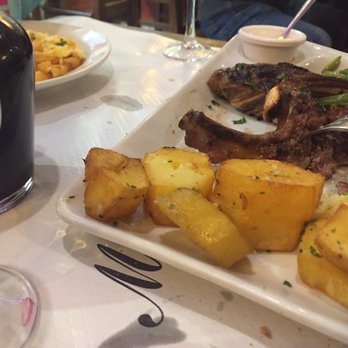 La Maison Blanche - Lamb chops with roasted potatoes and string beans. - French Near Me - Paris, 75 La Maison Blanche - Lamb chops with roasted potatoes and string beans. - French Near Me - Paris, 75