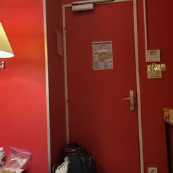 Hôtel le Kléber - Had to store my luggage behind the door