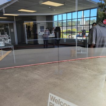 Verizon - And there you see 3 customers to employees and a sign that says one customer at a time - Mobile Phones Near Me - Fort Bragg, California