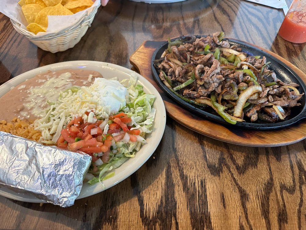 El Cantarito Mexican Restaurant Logo
