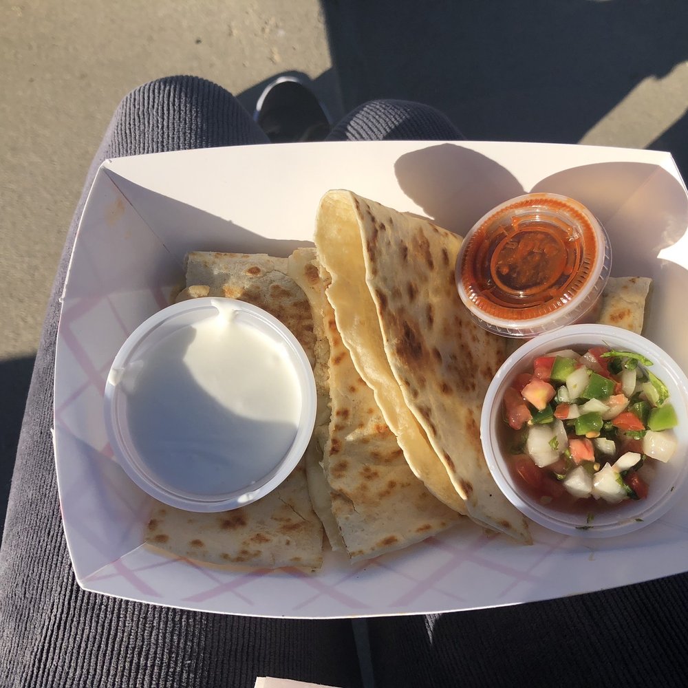 Comida El Catrin - Chicken quesadilla - Food Trucks Near Me