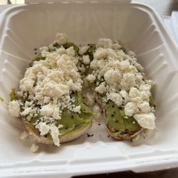 Simply Fruits - Avocado toastie with red pepper flakes and feta
