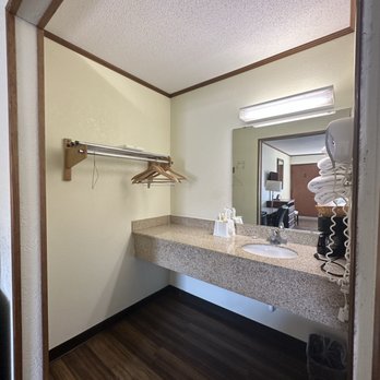 Carolina Lodge - Wall Mounted Sinks with Hair Dryer - Hotels Near Me - Hampton, South Carolina