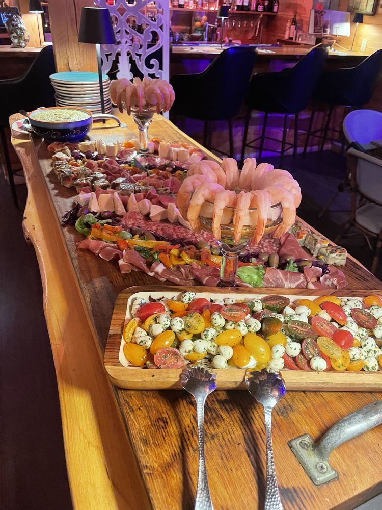 Ann's Book Bistro Logo