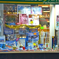 Hedi Sprenger - Schaufenster mit Modellen und Spielzeug