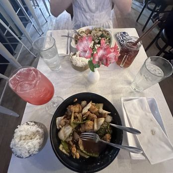Em Que Viet - Kung Pao Chicken, Em Berry Spritzer, Vegetable & Tofu, Passionfruit Tea - Vietnamese Near Me - Saint Paul, Minnesota