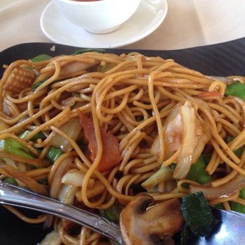 New Mandarin Terrace - Vegetable chow mein all kinds of good stuff in there - Chinese Near Me - Sun Valley, California New Mandarin Terrace - Vegetable chow mein all kinds of good stuff in there - Chinese Near Me - Sun Valley, California