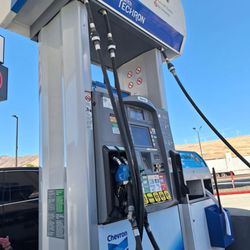 Chevron - They have 14 pumps here!