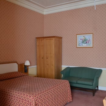 Hallmark Hotel Carlisle - Outdated furniture in room 114 - Hotels Near Me - Carlisle, CMA