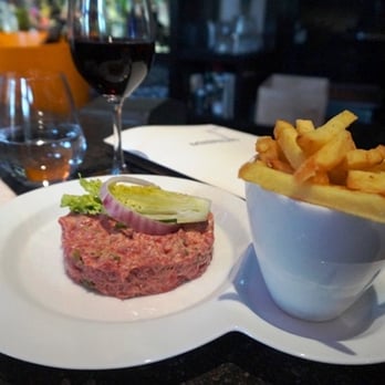 Le Minipalais - Tartare de boeuf & verre bourgogne pinot noir - French Near Me - Paris, 75