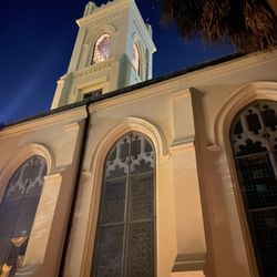 Ghosts of Charleston - The Unitarian Church view from inside the graveyard