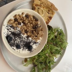 La Douce Parenthèse - Yogurt, granola, quiche, salad