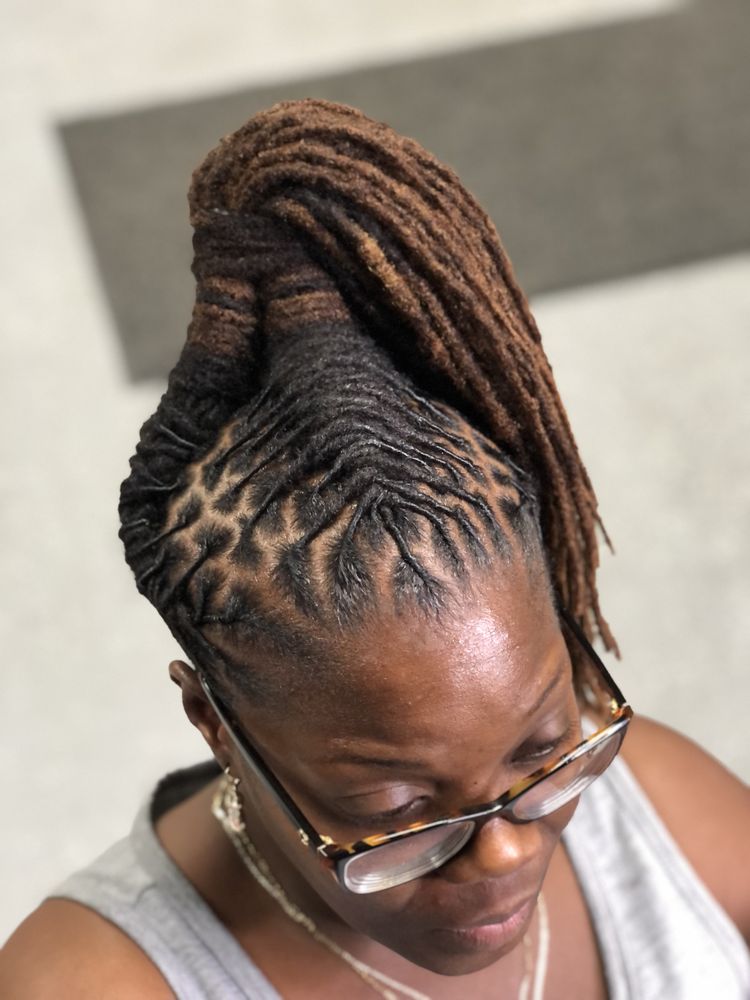 Tasha Miles Loctician Logo