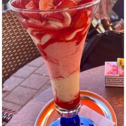 Gelatok - Erdbeerbecher